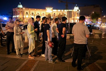 تماشای رصد طولانی‎ترین ماه‎گرفتگی قرن توسط مردم و رهگذران در میدان حسن آباد تهران