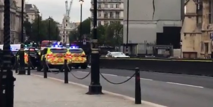 یک خودرو با ساختمان پارلمان انگلستان برخورد کرد/پلیس حادثه را تروریستی اعلام کرد