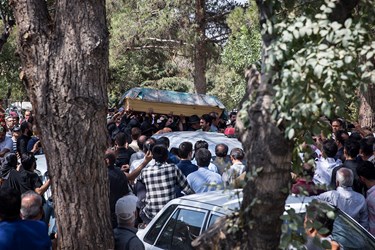 تشییع پیکر عزت‌الله انتظامی به سمت محل خاکسپاری در قطعه 88 (هنرمندان) بهشت زهرا