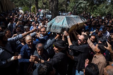 تشییع پیکر عزت‌الله انتظامی به سمت محل خاکسپاری در قطعه 88 (هنرمندان) بهشت زهرا