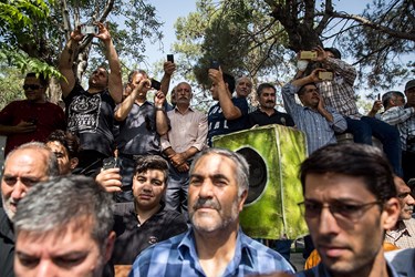 جمعیت حاضر در حال عکسبرداری و فیلمبرداری با موبایل در حاشیه مراسم خاکسپاری پیکر عزت‌الله انتظامی