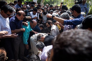 ازدحام جمعیت در محل تدفین عزت الله انتظامی در لحظه خاکسپاری 