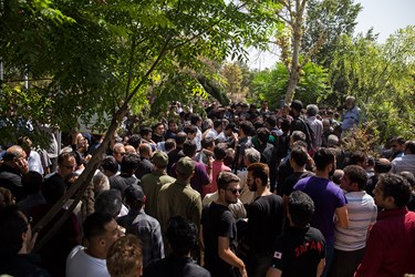 ازدحام جمعیت در محل تدفین عزت الله انتظامی در لحظه خاکسپاری 