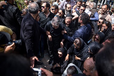 مجید انتظامی  درمراسم خاکسپاری پیکر عزت‌الله انتظامی