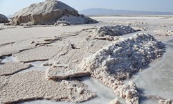 معضلات زیست محیطی برداشت نمک از دریاچه نمک قم / مطالعات احیا دریاچه نمک انجام می شود