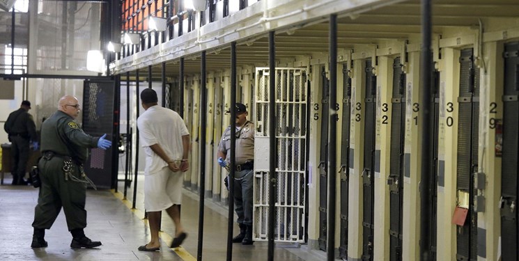 مرگ دو زندانی و ابتلای حدود ۳۰۰ زندانی دیگر به کرونا در آمریکا