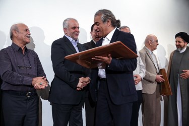تقدیر از اصغر همت در مراسم پنجمین دوره اعطای جایزه هنری غدیر