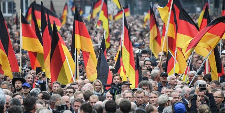 تظاهرات راست‌گرایان آلمانی علیه پناهجویان/ ماس: نژادپرستی را تحمل نمی‌کنیم