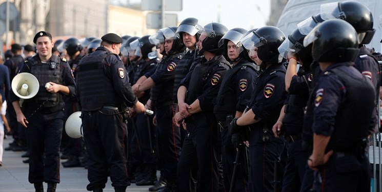 برپایی اعتراضات غیرقانونی در روز انتخابات روسیه/پلیس مجبور به برخورد با معترضان شد