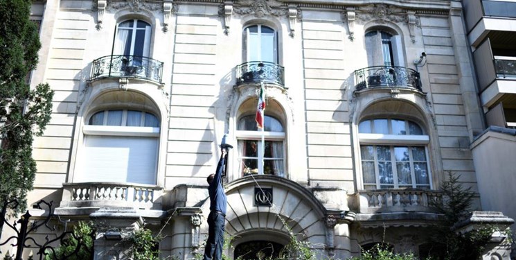 کارمند سفارت ایران در پاریس در حال تعمیر دوربین امنیتی ساختمان +عکس