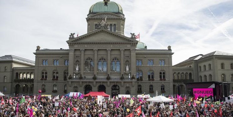 هزاران سوئیسی در اعتراض به تبعیض جنسیتی در پرداخت‌ دستمزدها تظاهرات کردند
