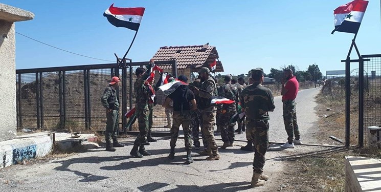 اهتزاز پرچم سوریه در گذرگاه «قنیطره» واقع در جولان اشغالی
