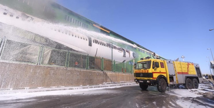 آتش‌سوزی یک فروند هواپیمای اسقاطی در فرودگاه امام/آتش مهار شد‌+عکس