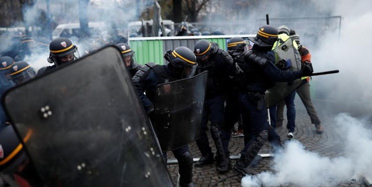پلیس فرانسه برای سرکوب معترضان به گاز اشک‌آور و ماشین‌آب‌پاش متوسل شد+عکس و فیلم