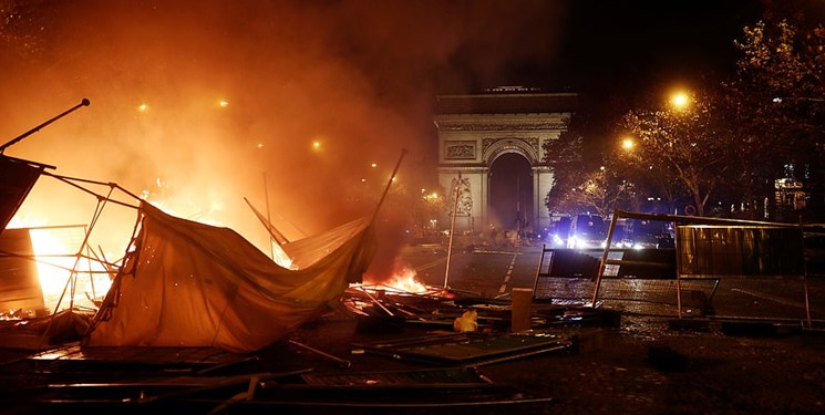 زخمی شدن ۱۰۰ فرانسوی و بازداشت ۲۵۰ نفر در تظاهرات پاریس