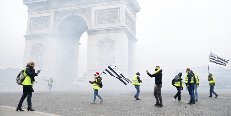 جلیقه زردها دوباره به خیابان آمدند/ پاریس بازهم به آشوب کشیده شد+ فیلم و عکس