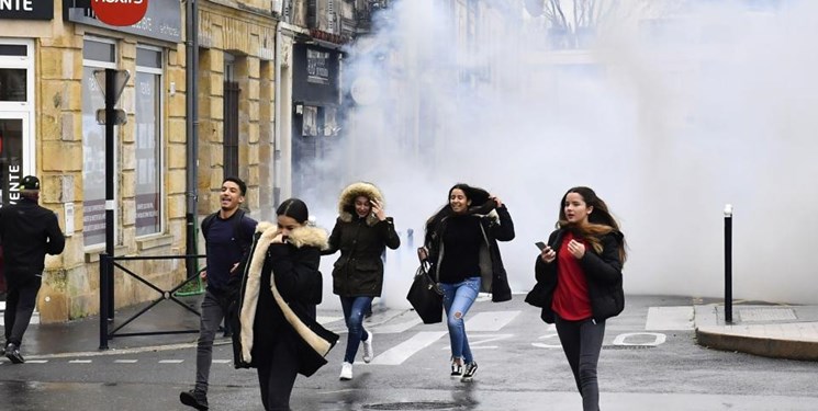 رفتار تحقیرآمیز پلیس فرانسه با دانش‌آموزان معترض+فیلم