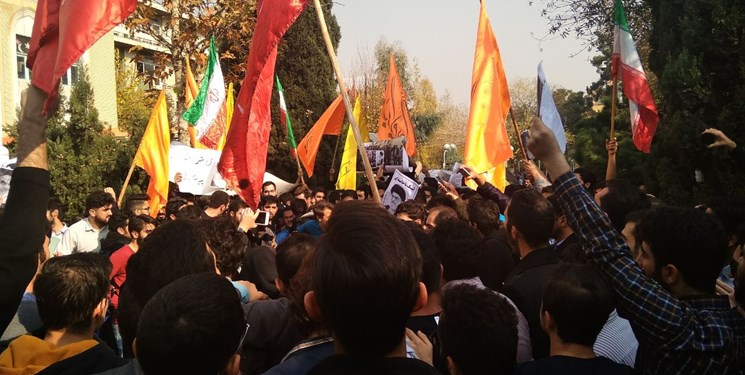 تجمع ساختارشکنان در دانشگاه امیرکبیر و مقاومت دانشجویان مقابل آنها