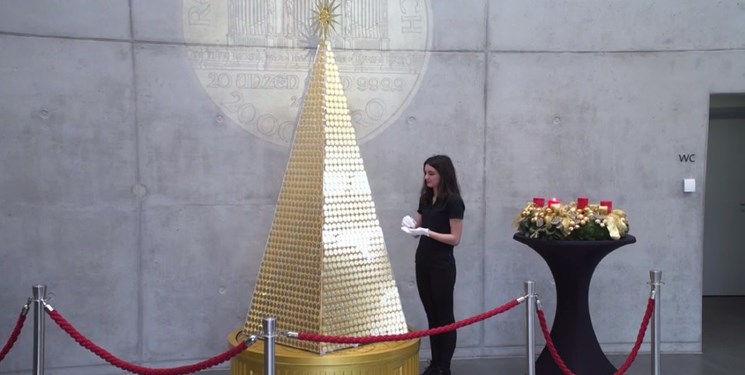 گرانترین درخت کریسمس  از جنس طلای خالص در اروپا به نمایش درآمد 