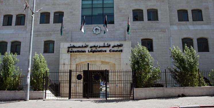 گزینه‌های گروه‌های فلسطینی برای مقابله با «عباس» و انحلال مجلس قانونگذاری 