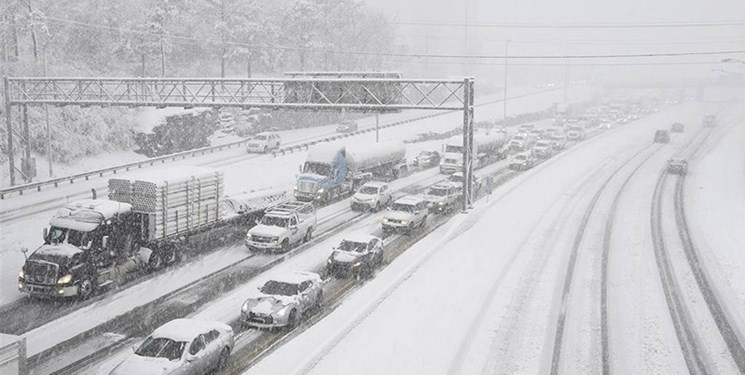 آغاز بارش‌ها و کولاک برف در برخی‌ شهرها‌/ لزوم تجهیز خودروها به زنجیر چرخ