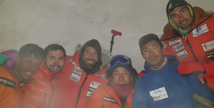 ساخت کلبه یخی برای فرار از سرما در ارتفاع 5 هزار متری+فیلم و عکس