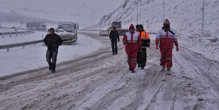 امدادرسانی به گرفتارشدگان در برف و کولاک چهار محال و بختیاری