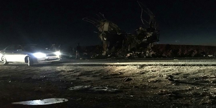 حمله انتحاری تروریستی به اتوبوس حامل نیروهای سپاه در جاده خاش- زاهدان/ تعدادی شهید و مجروح شدند
