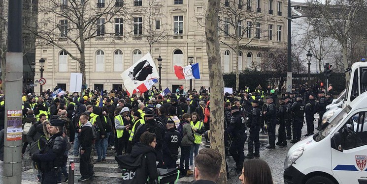 معترضان فرانسوی برای هفدهمین شنبه متوالی به خیابان‌ها آمدند+فیلم