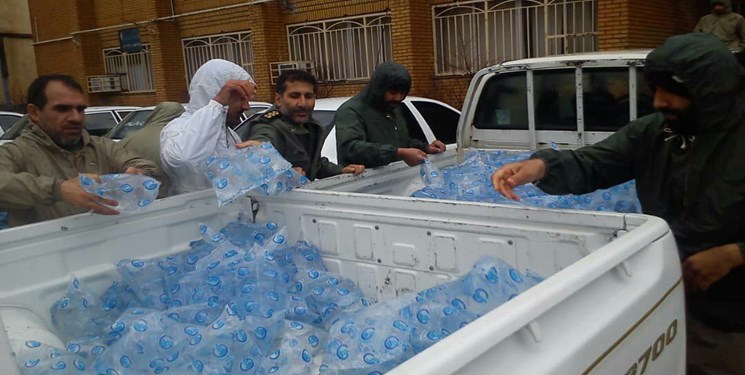 امداد رسانی به سیل زدگان از طریق بالگرد/ بسیج و سپاه به کمک سیل زدگان شتافتند