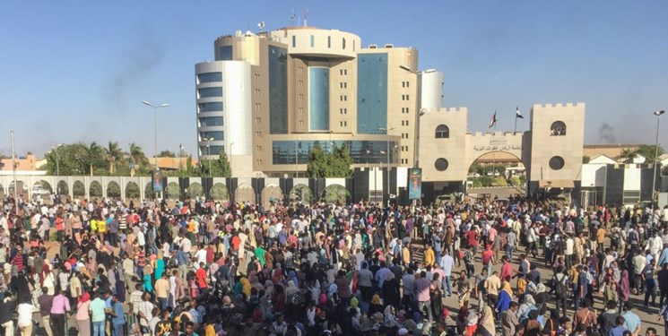  تحصن سودانی‌ها مقابل مقر فرماندهی ارتش برای پنجمین روز متوالی