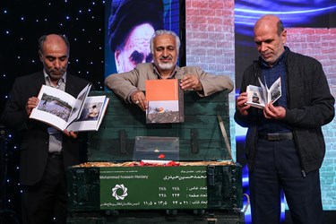 رونمایی کتاب عکس‌های محمدحسین حیدری از هشت سال دفاع مقدس در سالگرد شهادت سیدمرتضی آوینی