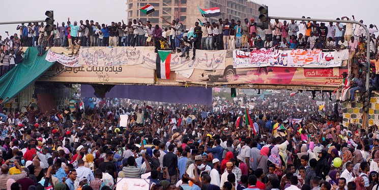 رد بیانیه ارتش توسط  معترضان سودانی و تأکید بر سقوط کامل نظام