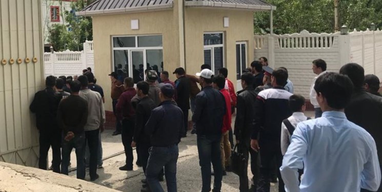 تجمع اعتراضی کارگران مقابل شرکت «فراز» تاجیکستان