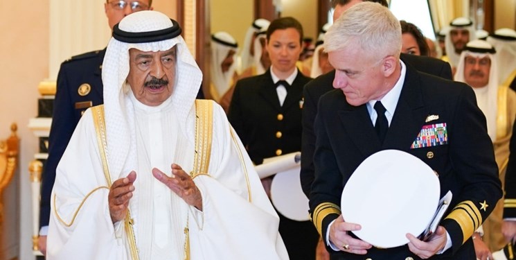 دیدار فرمانده ناوگان پنجم نیروی دریایی آمریکا با نخست‌وزیر بحرین