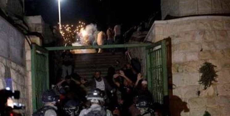 یورش شبانه نظامیان و شهرک‌نشینان صهیونیست به مسجد الاقصی 