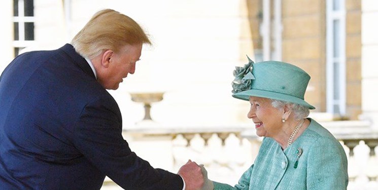 نحوه دست دادن ترامپ با ملکه انگلیس جنجالی شد