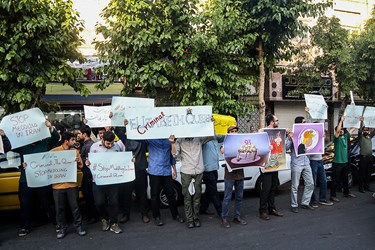 تجمع دانشجویان مقابل  سفارت انگلیس 