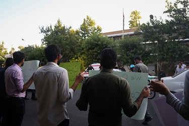 تجمع دانشجویان مقابل  سفارت انگلیس 