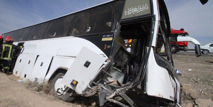 تصادف اتوبوس و کامیون در اتوبان کاشان 16 مصدوم برجای گذاشت
