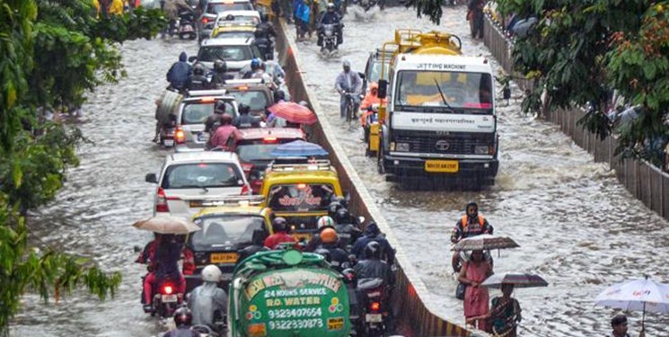 عکس| بارش‌های موسمی در بمبئی، ۱۵ کشته بر جا گذاشت