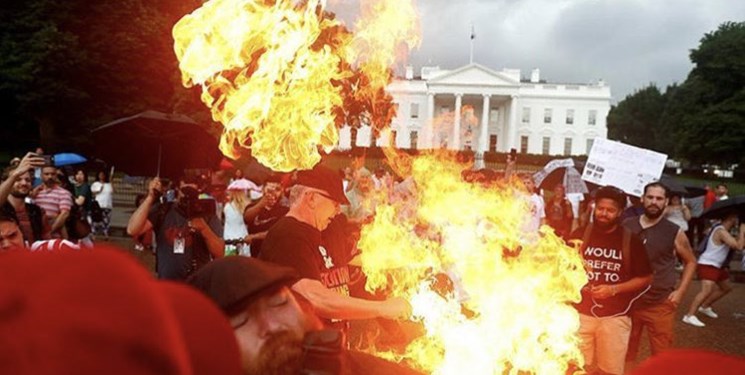  معترضان پرچم آمریکا را مقابل کاخ سفید آتش زدند +عکس و فیلم
