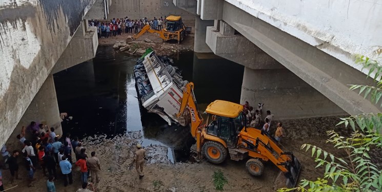فیلم| سقوط مرگبار اتوبوس به درون کانال در هند
