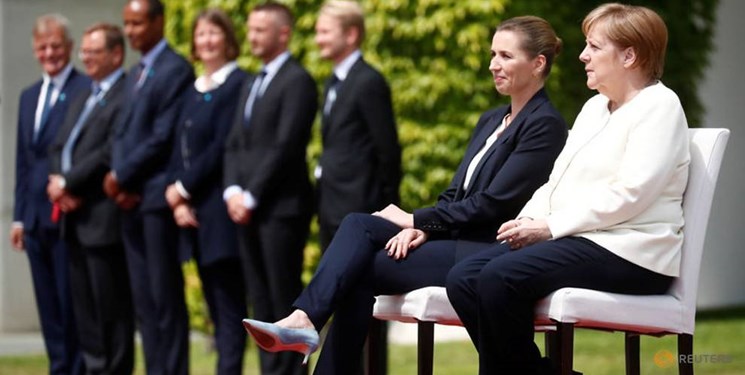 عکس| مرکل به‌صورت «نشسته» از نخست‌وزیر دانمارک استقبال کرد