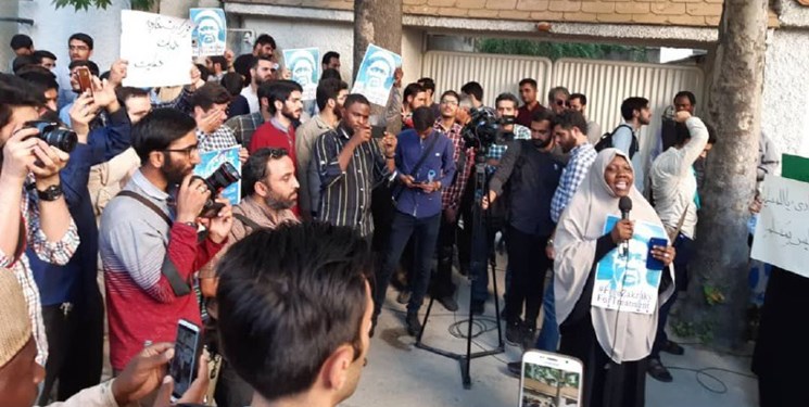 حضور دانشجویان نیجریه‌ای مقابل سفارت کشورشان در تهران برای حمایت از شیخ زکزاکی