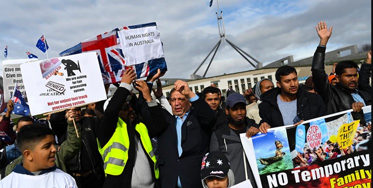 تظاهرات مهاجران مقابل پارلمان با تابوت «حقوق بشر استرالیا» +عکس