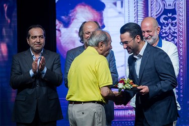 تقدیر از علی نصیریان به سبب نیم‌قرن سابقه درخشان فرهنگی  توسط محمد جواد آذری جهرمی وزیر ارتباطات در مراسم اختتامیه جشنواره فیلم سینما تورز