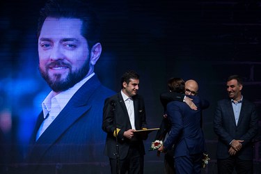تقدیر از بهرام رادان بازیگر فیلم ایده اصلی در  مراسم اختتامیه جشنواره فیلم سینما تورز