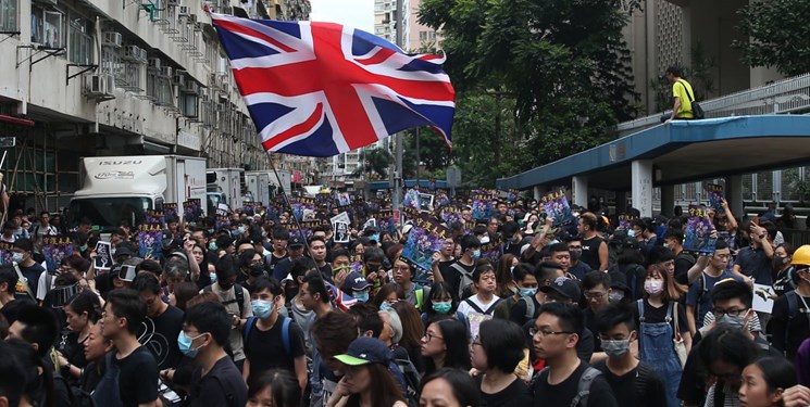 عکس| ادامه اعتراضات در هنگ‌کنگ این بار با پرچم انگلیس و آمریکا