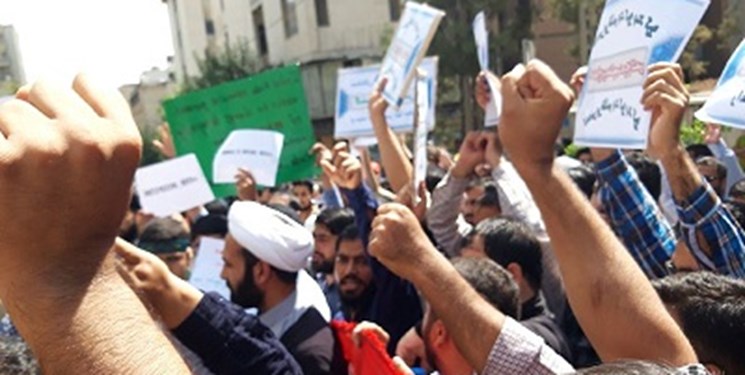 درخواست تجمع‌کنندگان مقابل سفارت هند برای توقف کشتار مسلمانان کشمیر